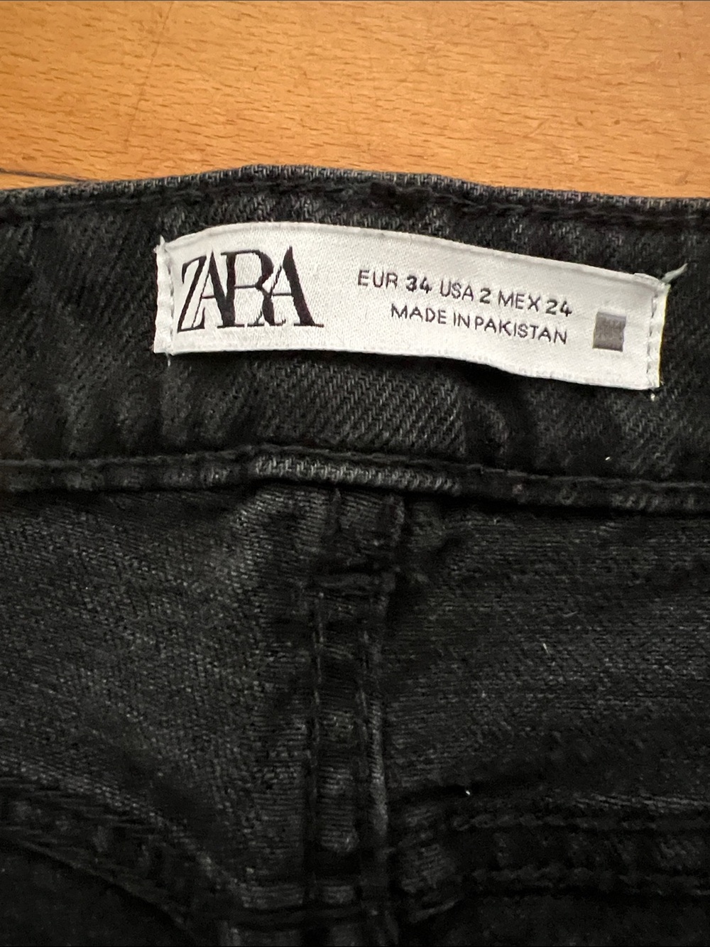 ZARA  Women’s Black Jeans - Sleek Straight Fit. Size 2